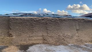Pour un silo bien tassé, l'idéal est d'avoir des murs suffisamment hauts pour ne pas avoir à réaliser une taupinière. Pour un silo bien tassé, l'idéal est d'avoir des murs suffisamment hauts pour ne pas avoir à réaliser une taupinière.