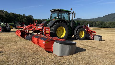 La faucheuse Kuhn GMD 9530 RV regroupe le fourrage avec des vis La faucheuse Kuhn GMD 9530 RV regroupe le fourrage avec des vis