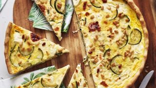 Recette de tarte à la courgette et à la féta. Recette de tarte à la courgette et à la féta.