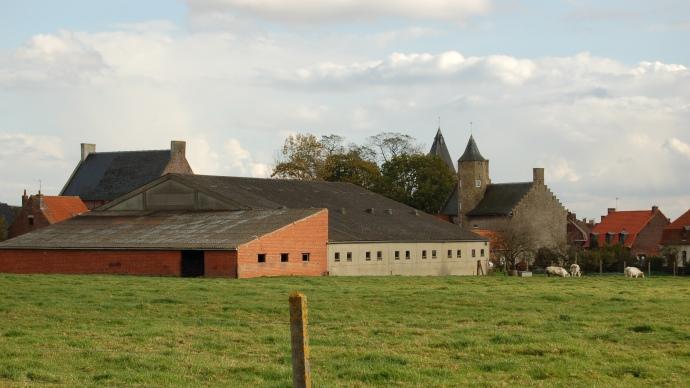 Exploitation agricole dans un village