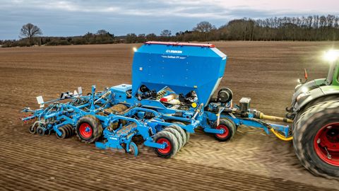 La trémie, métallique, est proposée en deux versions : une simple, d'une capacité de 4 400 litres, et une double d'une capacité de 5 100 litres (répartition 60/40).