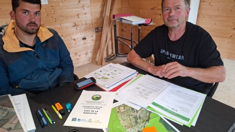 Pour Julien (à gauche) et Philippe Vuillermoz, les actions souscrites au titre de la gestion agro-écologique dans le PSE prévoient entre autres, l’entretien durable des haies ainsi que des plantations supplémentaires.