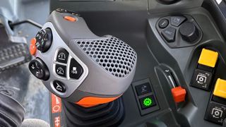 Claas propose d'enregistrer quatre séquences de fourrières dont deux sont pilotés par des boutons dédiés sur le joystick et deux sont affectées à des touches personnalisables F. Claas propose d'enregistrer quatre séquences de fourrières dont deux sont pilotés par des boutons dédiés sur le joystick et deux sont affectées à des touches personnalisables F.