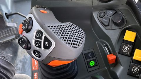 Claas propose d'enregistrer quatre séquences de fourrières dont deux sont pilotés par des boutons dédiés sur le joystick et deux sont affectées à des touches personnalisables F.