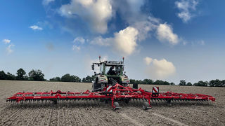 Kverneland dévoilera le prototype de sa herse étrille Arcadia à Agritechnica 2025 avant de lancer les versions commerciales en 2026. Kverneland dévoilera le prototype de sa herse étrille Arcadia à Agritechnica 2025 avant de lancer les versions commerciales en 2026.