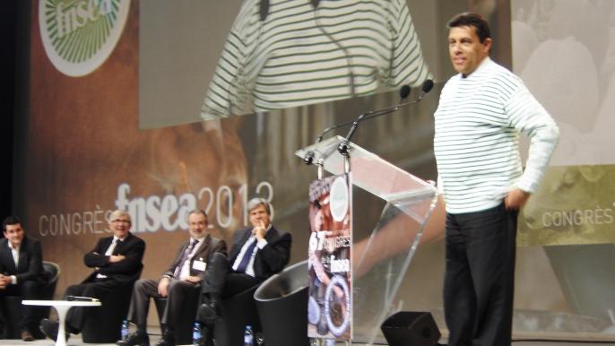 Xavier Beulin, président de la Fnsea. A la fin du congrès, le ministre de l'Agriculture repartira la marinière, offerte par le président de la Fnsea, sur ces épaules.