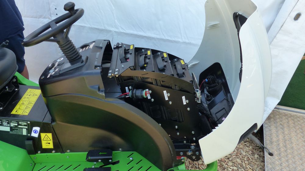 Le prototype du modèle Etesia Hydro 100 électrifié, ici avec 4 batteries. Etesia indique que les performances sont identiques à celles de la version en moteur thermique. Le prototype du modèle Etesia Hydro 100 électrifié, ici avec 4 batteries. Etesia indique que les performances sont identiques à celles de la version en moteur thermique.