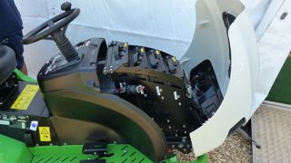 Le prototype du modèle Etesia Hydro 100 électrifié, ici avec 4 batteries. Etesia indique que les performances sont identiques à celles de la version en moteur thermique.