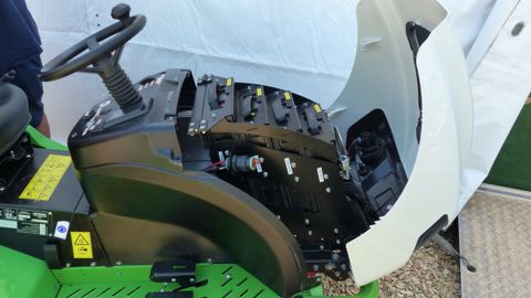 Le prototype du modèle Etesia Hydro 100 électrifié, ici avec 4 batteries. Etesia indique que les performances sont identiques à celles de la version en moteur thermique. Le prototype du modèle Etesia Hydro 100 électrifié, ici avec 4 batteries. Etesia indique que les performances sont identiques à celles de la version en moteur thermique.