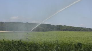 L'irrigation et le drainage représentent une charge de travail importante sur les fermes. L'irrigation et le drainage représentent une charge de travail importante sur les fermes.