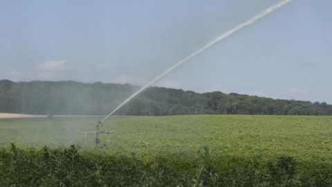 L'irrigation et le drainage représentent une charge de travail importante sur les fermes. L'irrigation et le drainage représentent une charge de travail importante sur les fermes.