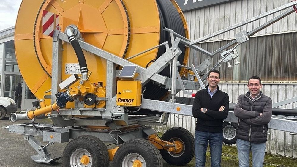 Dans le secteur de la Beauce, l’irrigation nécessite du matériel précis et performant, ainsi qu’un bon accompagnement, estiment Romain Meunier et Guillaume Berrué des établissements Allezy. Dans le secteur de la Beauce, l’irrigation nécessite du matériel précis et performant, ainsi qu’un bon accompagnement, estiment Romain Meunier et Guillaume Berrué des établissements Allezy.