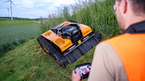 De 90 cm de largeur de travail l'AS 990 TAHR RC utilise le système de coupe (lames en croix à couteaux mobiles) du modèle 940 Sherpa. Il pourra entretenir les espaces avec une végétation de 1,50 m de hauteur jusqu'à 25 mm de diamètre. De 90 cm de largeur de travail l'AS 990 TAHR RC utilise le système de coupe (lames en croix à couteaux mobiles) du modèle 940 Sherpa. Il pourra entretenir les espaces avec une végétation de 1,50 m de hauteur jusqu'à 25 mm de diamètre.