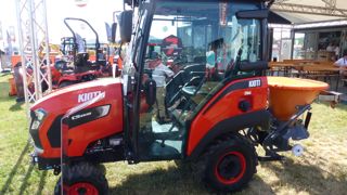 Ce tracteur de la gamme compacte CS est proposé avec une cabine montée d'usine.