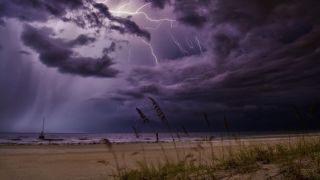 Météo-France prévoit une dégradation orageuse, pouvant engendrer une forte houle sur certains littoraux. Météo-France prévoit une dégradation orageuse, pouvant engendrer une forte houle sur certains littoraux.