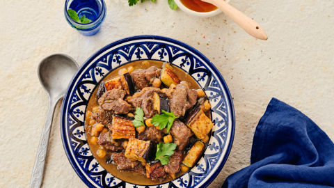 Recette de tajine d'agneau aux aubergines et miel. Recette de tajine d'agneau aux aubergines et miel.