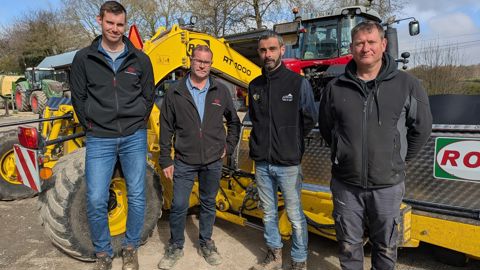 De gauche à droite : Johan Balluet, le salarié de l'ETA Praud chargé de l’andaineur à tapis, Rodrigue Drouillet, Yoann Averty et Guillaume Tatard, les trois associés de l'entreprise. De gauche à droite : Johan Balluet, le salarié de l'ETA Praud chargé de l’andaineur à tapis, Rodrigue Drouillet, Yoann Averty et Guillaume Tatard, les trois associés de l'entreprise.
