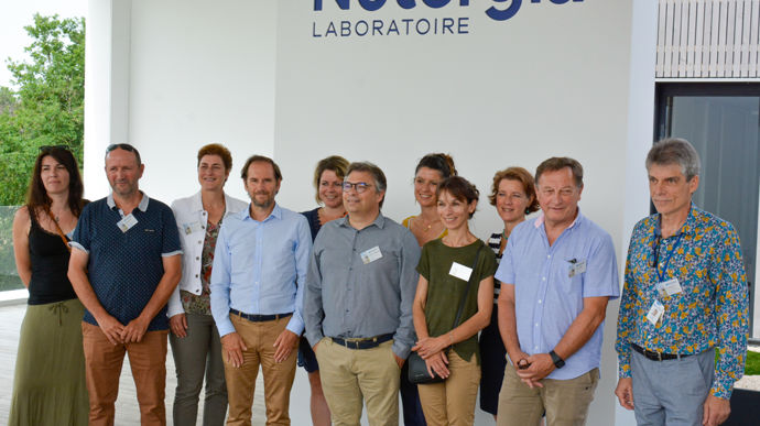 Les agriculteurs et les représentants de Nutergia et de Fermes de Figeac lors du lancement de la filière bourrache. Au centre, Guillaume Dhérissard, directeur de Fermes de Figeac (en gris), et Antoine Lagarde, directeur général de Nutergia (en bleu).
