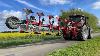 Les charrues à sécurité boulon Kverneland reçoivent désormais le réglage centralisé des rasettes. Les charrues à sécurité boulon Kverneland reçoivent désormais le réglage centralisé des rasettes.