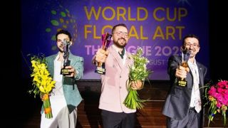 Podium de la World Cup Floral Art 2025 (à La Haye, du 28 au 31 août) : or : Tomasz Max Kuczyński, argent : Gábor Nagy, bronze : Frédéric Dupré (à droite).