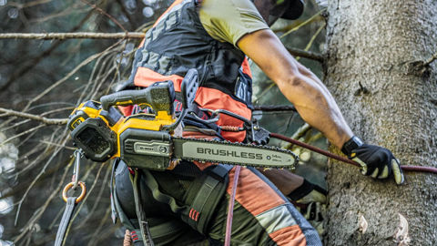 La tronçonneuse DCMCST635 fait partie de la gamme des outils de 54 V. En fonction de son guide de coupe, elle peut être affectée aux interventions des élagueurs ou aux coupes d'ébranchage au sol. La tronçonneuse DCMCST635 fait partie de la gamme des outils de 54 V. En fonction de son guide de coupe, elle peut être affectée aux interventions des élagueurs ou aux coupes d'ébranchage au sol.