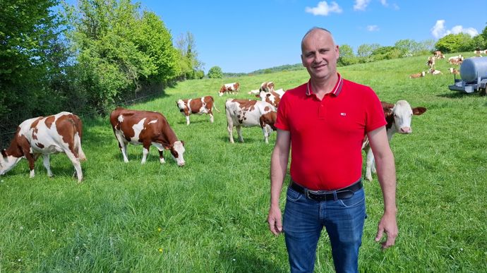75 ha soit la moitié du parcellaire sont attenants au bâtiment des laitières. C’est un atout pour le pâturage. « Au printemps : un kg d’herbe MS équivaut à un kg de concentré, pointe Jean-François Saillard. Il faut se faire confiance ».