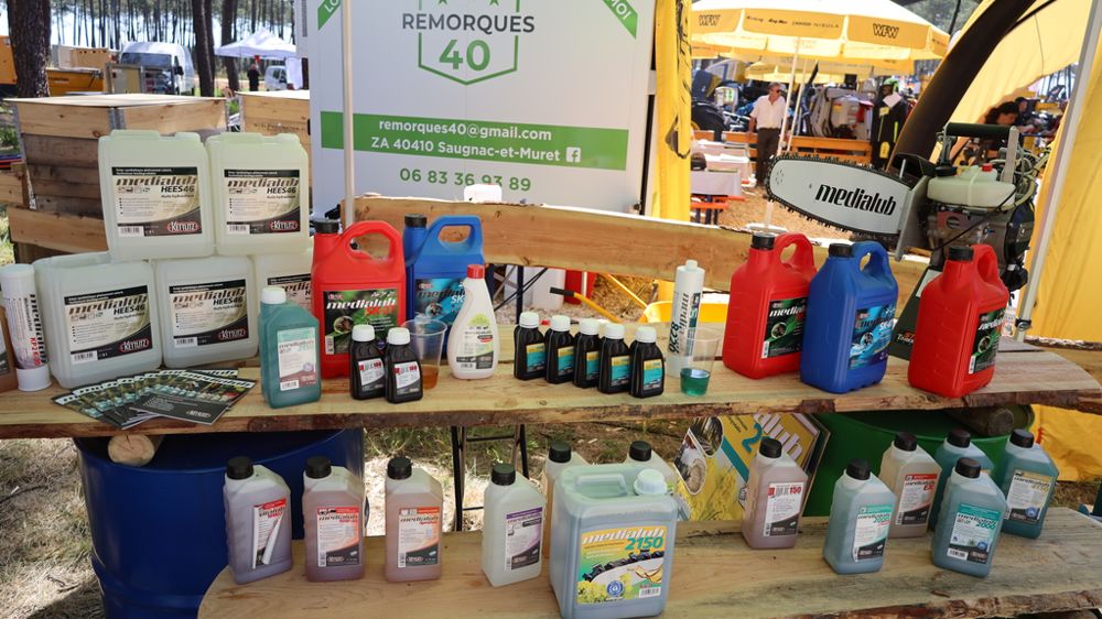 Une gamme complète de lubrifiants, d'huiles, de carburants et de produits nettoyants.