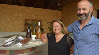 Pour accompagner la dégustation de leurs vins, Olivier et sa sœur, Amandine Moreno, se sont lancés dans la charcuterie. Pour accompagner la dégustation de leurs vins, Olivier et sa sœur, Amandine Moreno, se sont lancés dans la charcuterie.