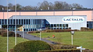 Dans la nuit du 11 au 12 février 2016, alors que les éleveurs ne parvenaient pas à s'entendre avec Lactalis sur le prix du lait, des manifestant avaient criblé d'œuf la façade du site industriel de Laval. Dans la nuit du 11 au 12 février 2016, alors que les éleveurs ne parvenaient pas à s'entendre avec Lactalis sur le prix du lait, des manifestant avaient criblé d'œuf la façade du site industriel de Laval.