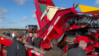 De nombreux agriculteurs ont fait le déplacement pour voir les chantier d'arrachage de pommes de terre en présentation. De nombreux agriculteurs ont fait le déplacement pour voir les chantier d'arrachage de pommes de terre en présentation.