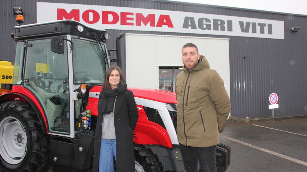 Flavie Delhommeau et Maxime Minaud devant l’agence Modema Agri de Martigné-Briand. Avec ce site bâti en 2016, la concession est venue s’implanter au cœur du bassin viticole.