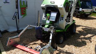 La barre de coupe à lames alternatives augmente encore la polyvalence de l'Etesia Hydro 124.