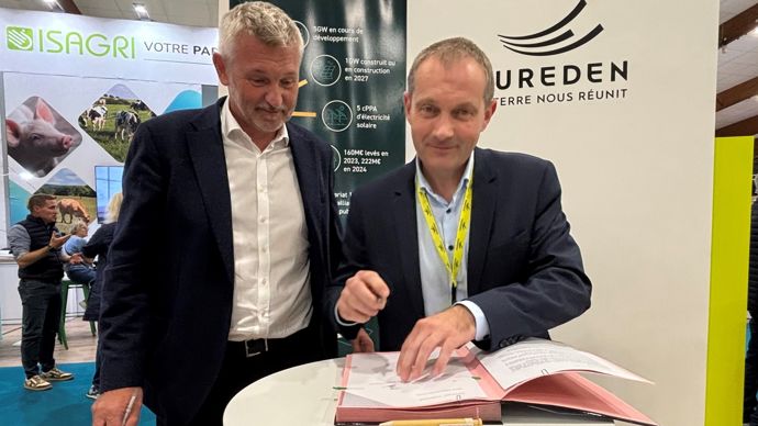 A droite, Dany Rochefort, président d'Eureden, en train de signer, mardi 16 septembre au Space, le partenariat avec TSE, représenté ici par son DG délégué aux partenariats agricoles, Bertrand Drouot L'Hermine.