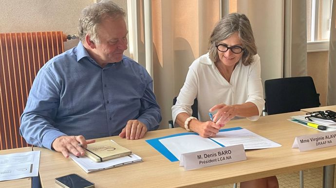 Virginie Alavoine, directrice de la Draaf Nouvelle-Aquitaine, et Denis Baro, président de La Coopération agricole Nouvelle-Aquitaine, ont signé, vendredi 5 septembre, la convention de partenariat pour renforcer les liens entre les établissements d’enseignement agricole et les coopératives de la région.