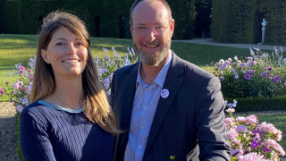 Elena Secondo, la jardinière italienne responsable des jardins de Versailles, et Charles Adenot, d’Ernest Turc, maison d’obtention, présentent le nouveau Dahlia ‘Jardin des Nymphes’. Elena Secondo, la jardinière italienne responsable des jardins de Versailles, et Charles Adenot, d’Ernest Turc, maison d’obtention, présentent le nouveau Dahlia ‘Jardin des Nymphes’.