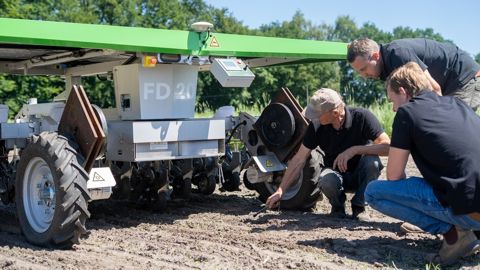 Le robot FarmDroid FD20 sème de 10 à 50 mm de profondeur.