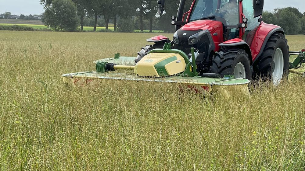 Le nouveau modèle à suspension poussée dispose d'un triangle d’attelage pendulaire pourvu de vérins pour piloter le suivi du sol latéral.