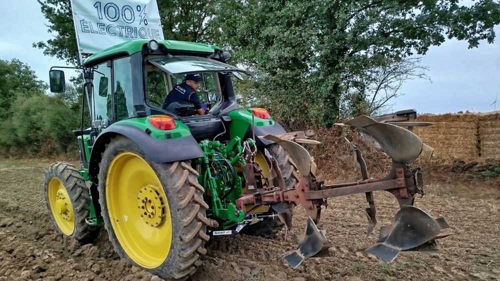Tracteur Johl Deere retrofit avec une charrue Tracteur Johl Deere retrofit avec une charrue
