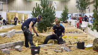 Les deux jeunes jardiniers-paysagistes en plein dans la compétition : 18 heures pour réaliser un jardin de 42 m2.