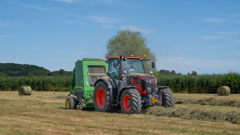 Une belle parcelle, une météo parfaite, toutes les commandes sous la main, je presserais pendant des jours ! Une belle parcelle, une météo parfaite, toutes les commandes sous la main, je presserais pendant des jours !