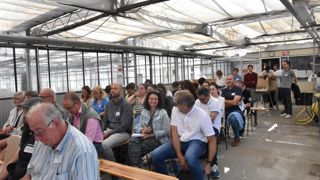 Les serres d’expérimentation du CDHR, à Saint-Cyr-en-Val, se sont transformées en salle de conférence pour une présentation des travaux de recherche du centre d’expérimentation horticole régional.