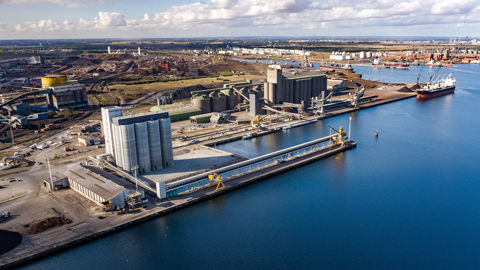 Le nouveau site de Nord céréales (au premier plan) comprend 8 cellules de stockage et une tour de réception pouvant traiter jusqu'à 105 000 tonnes par an.