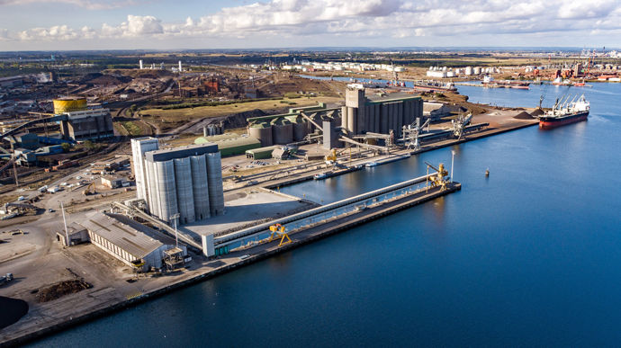 Le nouveau site de Nord céréales (au premier plan) comprend 8 cellules de stockage et une tour de réception pouvant traiter jusqu'à 105 000 tonnes par an.