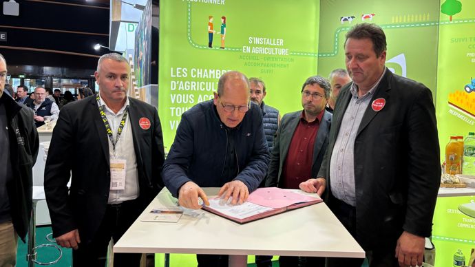 Au centre, le président de la Coopal, Jacques Cornelissen, signe la convention de partenariat avec les représentants des laiteries partenaires et des chambres d'agriculture.