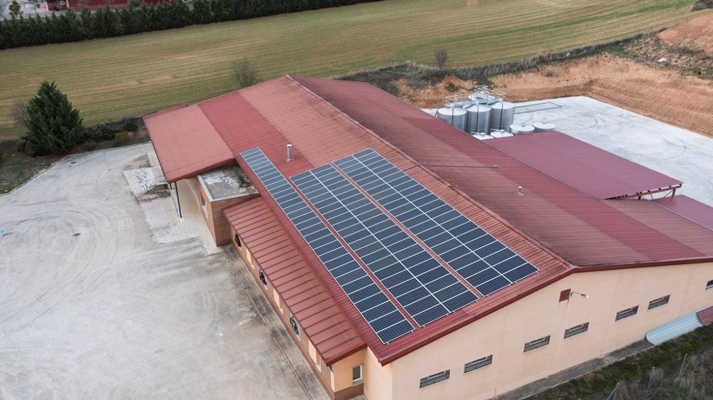 Panneaux photovoltaïques sur un bâtiment agricole.