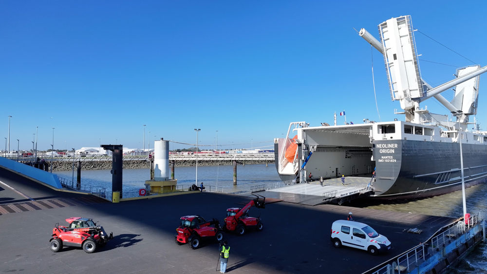 Le Neoliner Origin peut charger jusqu'à 40 engins de manutention. Le Neoliner Origin peut charger jusqu'à 40 engins de manutention.