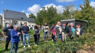 A Saint-Germain-du-Pinel, agents du territoire et élus ont échangé sur les gammes végétales. L’après-midi a été consacrée à la visite de la commune rurale (1 000 habitants) labellisée 1 Fleur.