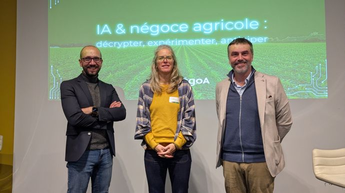 Le congrès régional de NégoA sur l’IA a bénéficié des éclairages d’Emmanuel Derrien (expert et conférencier en IA), à gauche, d'Emmanuelle Gourdain (cheffe du service Innovations digitales et méthodologie d’Arvalis) et de Guillaume Nanot (directeur de la transformation digitale chez Soufflet agriculture). Le congrès régional de NégoA sur l’IA a bénéficié des éclairages d’Emmanuel Derrien (expert et conférencier en IA), à gauche, d'Emmanuelle Gourdain (cheffe du service Innovations digitales et méthodologie d’Arvalis) et de Guillaume Nanot (directeur de la transformation digitale chez Soufflet agriculture).