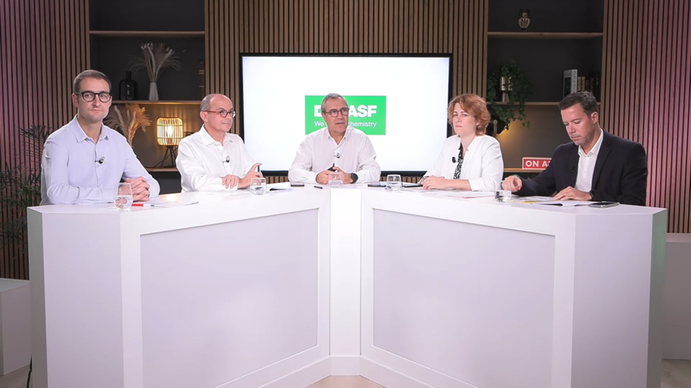 De gauche à droite : Benjamin Gicquel, responsable du pôle agroécologie, stewardship et filières, Yves Magadur, directeur marketing, Jean-Jacques Pons, DG, Lucie Meyer, directrice innovation, durabilité et réputation, Loïc Maujean, directeur Xarvio Digital Farming, lors de la conférence annuelle de BASF France, organisée à distance, jeudi 23 octobre. De gauche à droite : Benjamin Gicquel, responsable du pôle agroécologie, stewardship et filières, Yves Magadur, directeur marketing, Jean-Jacques Pons, DG, Lucie Meyer, directrice innovation, durabilité et réputation, Loïc Maujean, directeur Xarvio Digital Farming, lors de la conférence annuelle de BASF France, organisée à distance, jeudi 23 octobre.