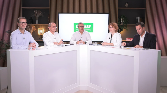 De gauche à droite : Benjamin Gicquel, responsable du pôle agroécologie, stewardship et filières, Yves Magadur, directeur marketing, Jean-Jacques Pons, DG, Lucie Meyer, directrice innovation, durabilité et réputation, Loïc Maujean, directeur Xarvio Digital Farming, lors de la conférence annuelle de BASF France, organisée à distance, jeudi 23 octobre. De gauche à droite : Benjamin Gicquel, responsable du pôle agroécologie, stewardship et filières, Yves Magadur, directeur marketing, Jean-Jacques Pons, DG, Lucie Meyer, directrice innovation, durabilité et réputation, Loïc Maujean, directeur Xarvio Digital Farming, lors de la conférence annuelle de BASF France, organisée à distance, jeudi 23 octobre.